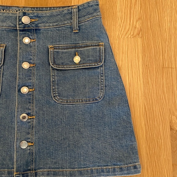 American Eagle Outfitters Short Stonewashed Jean Skirt w Buttons/Size 4/Stretch - Picture 3 of 8